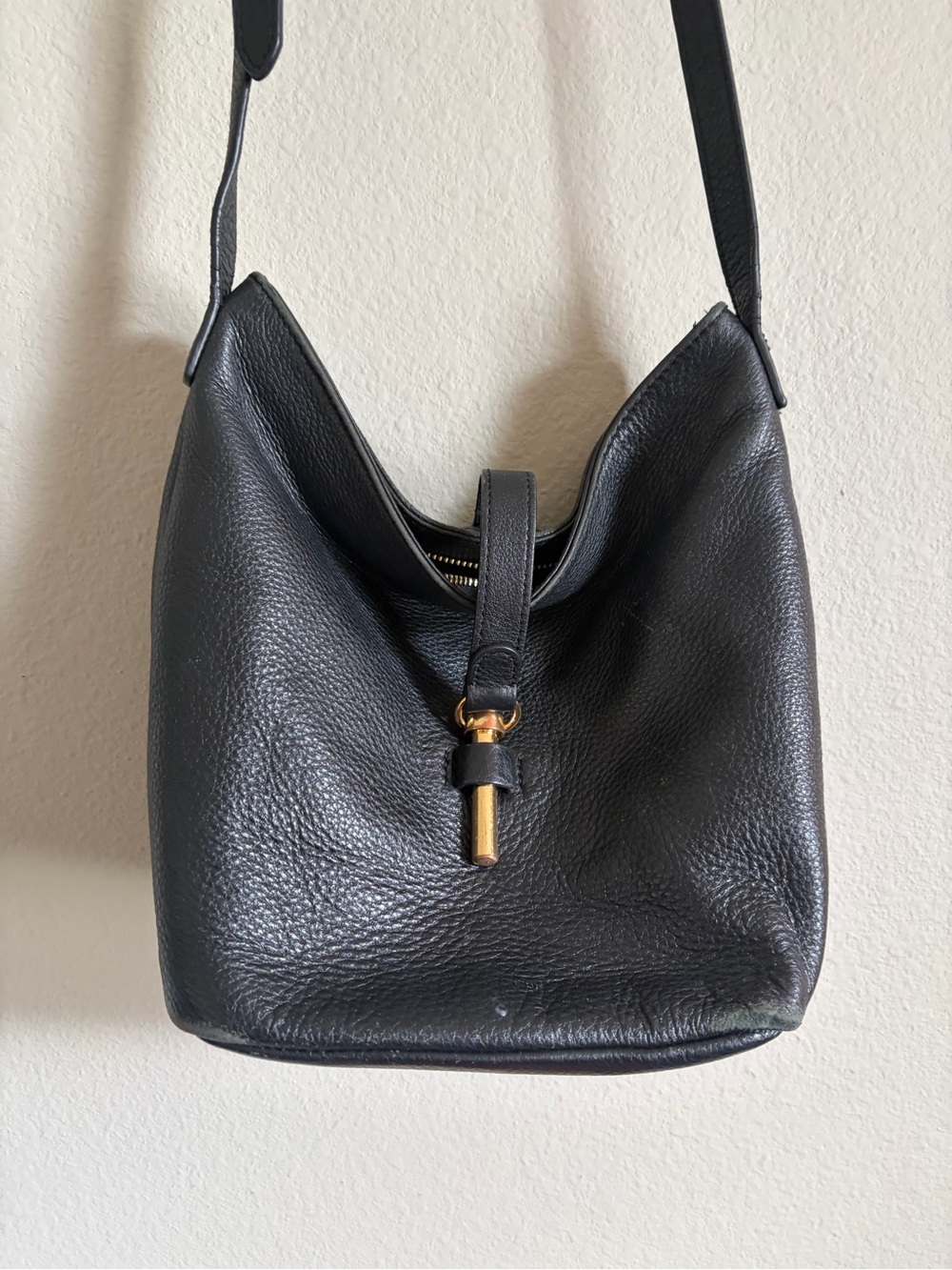 VINCE CAMUTO black leather crossbody bucket bag purse